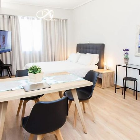 Contemporary And Chic Apartment In Central Афины Экстерьер фото