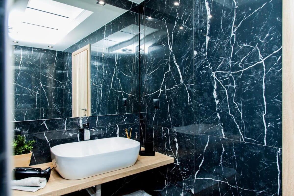 Contemporary And Chic Apartment In Central Афины Экстерьер фото