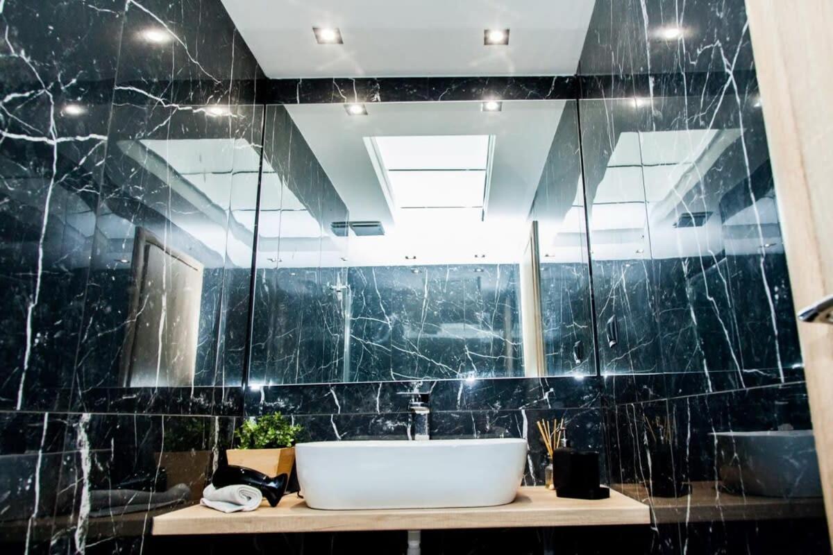 Contemporary And Chic Apartment In Central Афины Экстерьер фото