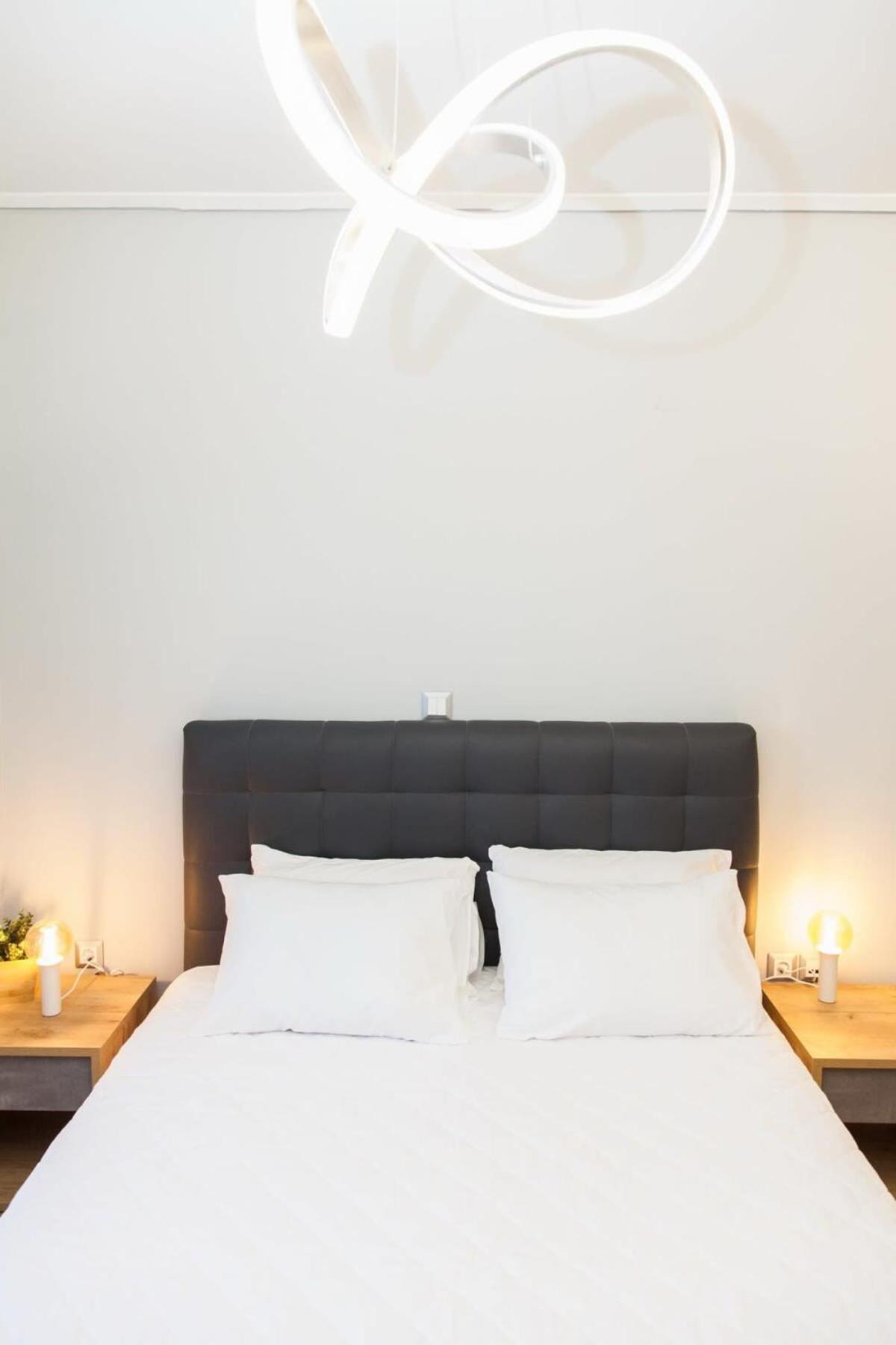 Contemporary And Chic Apartment In Central Афины Экстерьер фото