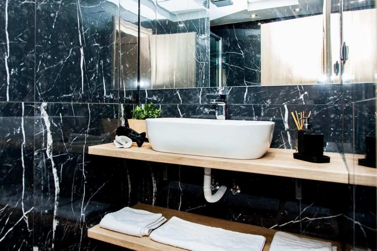 Contemporary And Chic Apartment In Central Афины Экстерьер фото
