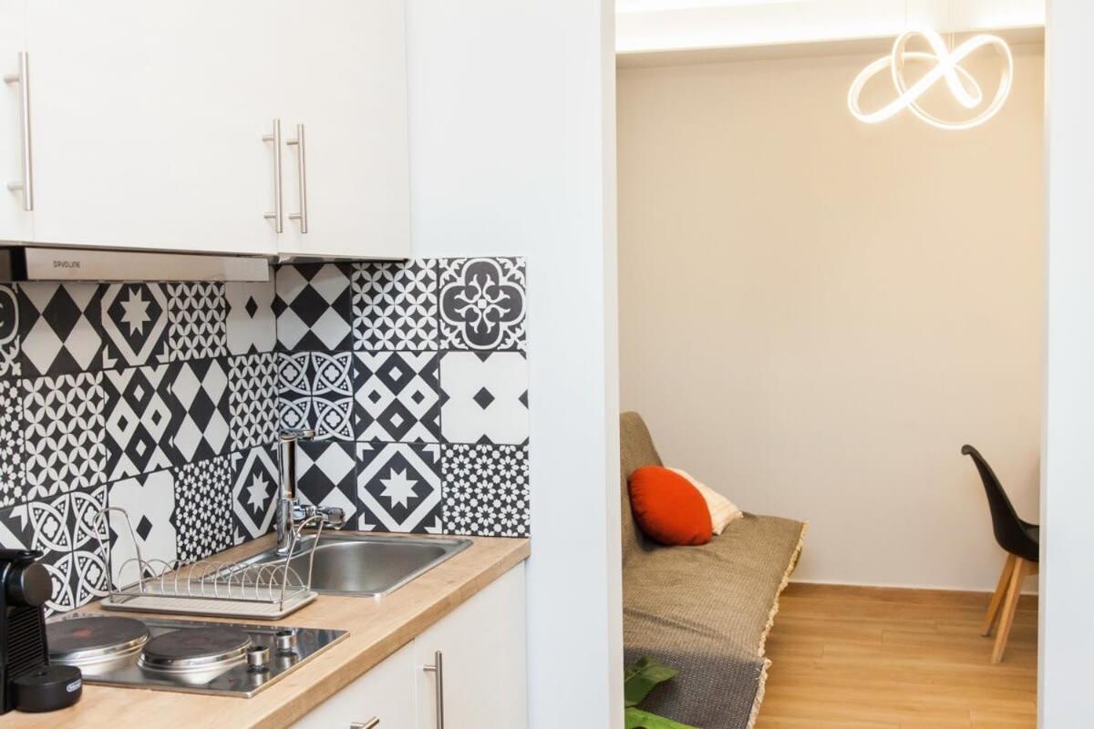 Contemporary And Chic Apartment In Central Афины Экстерьер фото